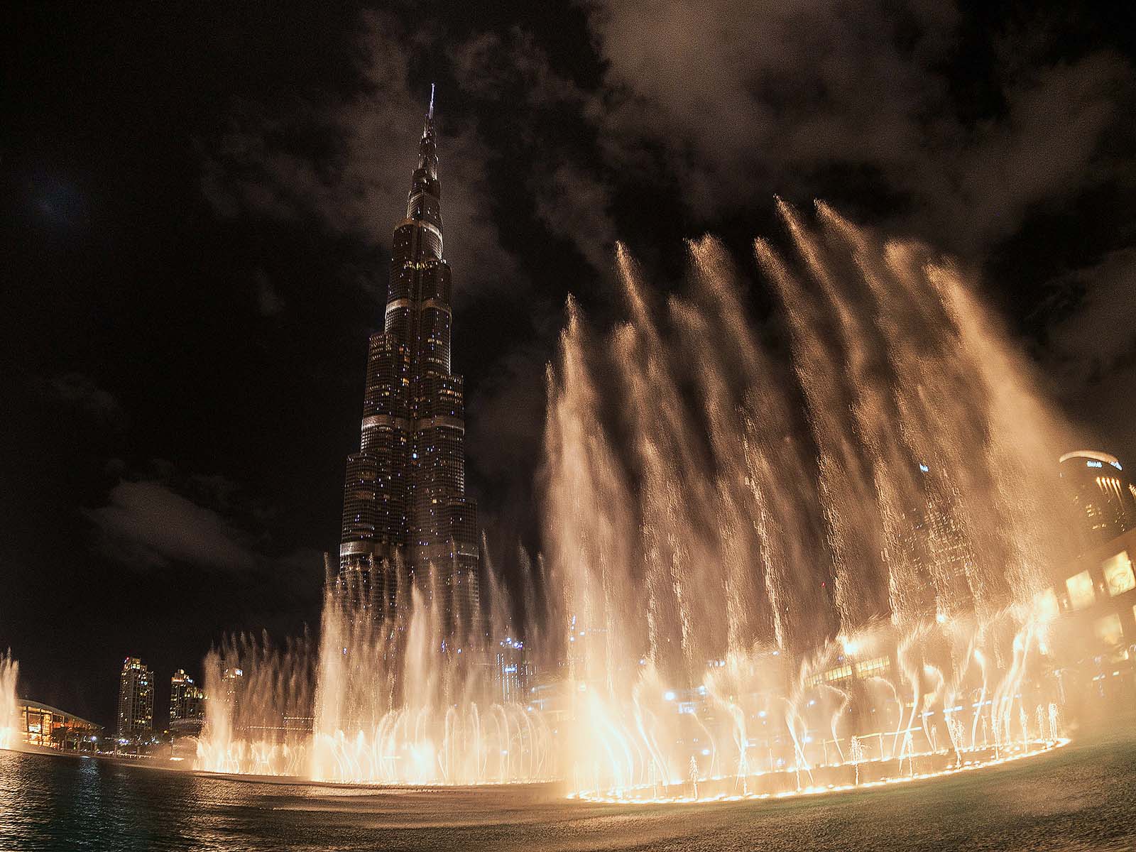 Dubai Fountain Show is playing 'A Star is Born' song! 104.8 Channel 4 FM