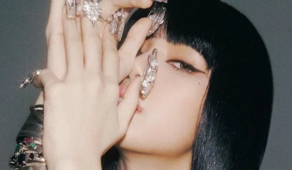Lisa Steals the Spotlight with Her Full Bling Moment on BLACKPINK’s Deadline World Tour