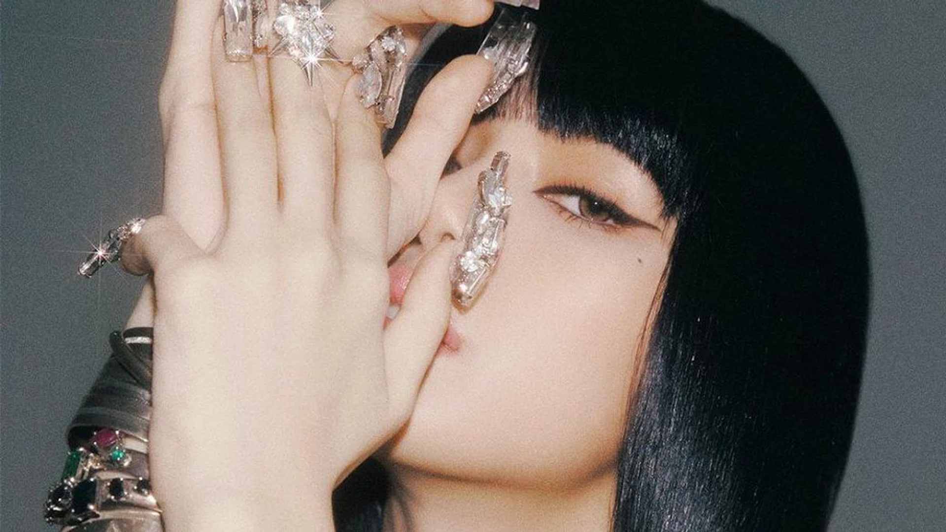 Lisa Steals the Spotlight with Her Full Bling Moment on BLACKPINK’s ...