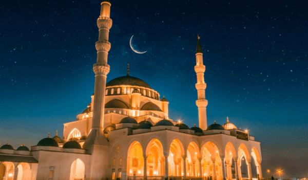 Ramadan 2026 in Dubai: Daily Life, Dining, Etiquette and Visitor Tips Explained
